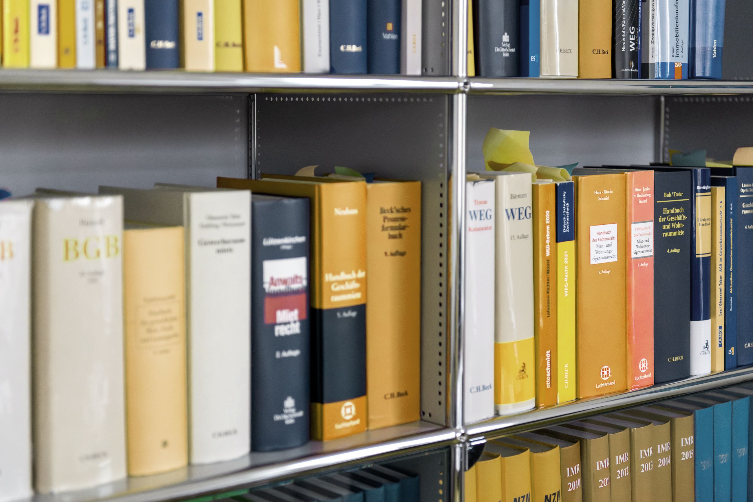Bücherregal Rechtsbereiche